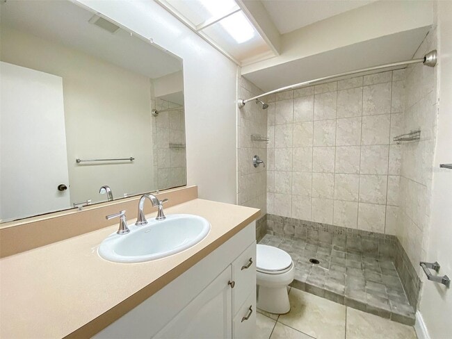 Building Photo - 955 Sunridge Dr