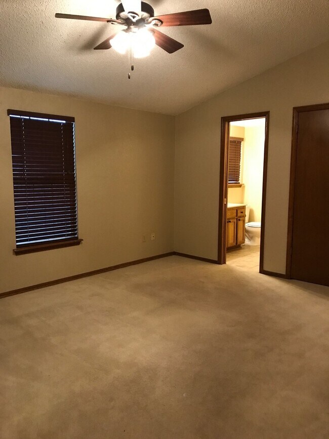 Building Photo - Updated 3-bed 2-bath 2-car in SW Moore