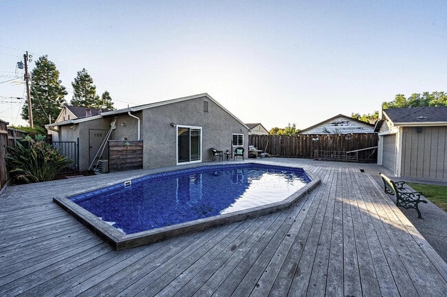 Building Photo - 1915 Washington St