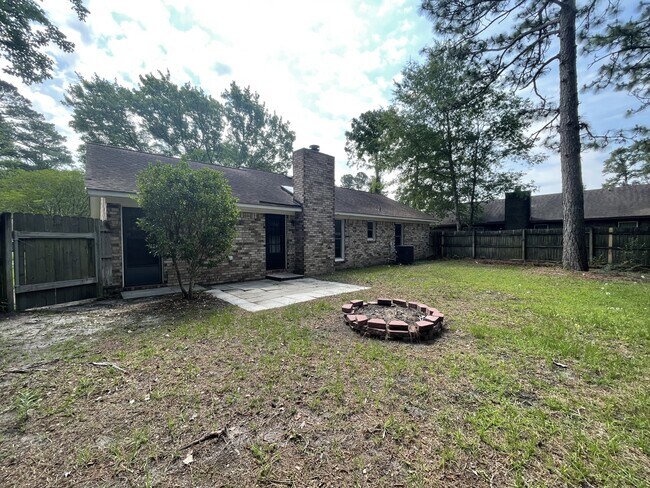 Building Photo - 108 Flynn St