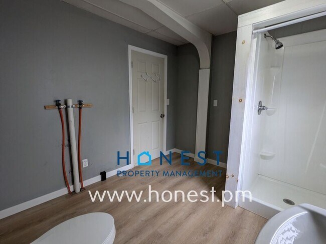 Building Photo - 36 Monroe St