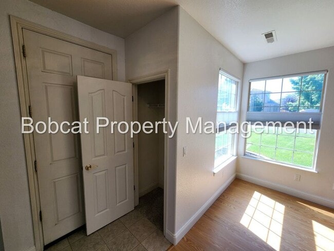 Building Photo - 1240 Flintwood Dr