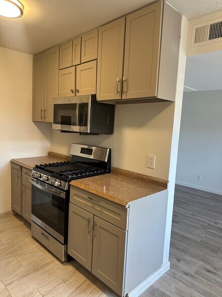 Building Photo - 1317 W 97th St