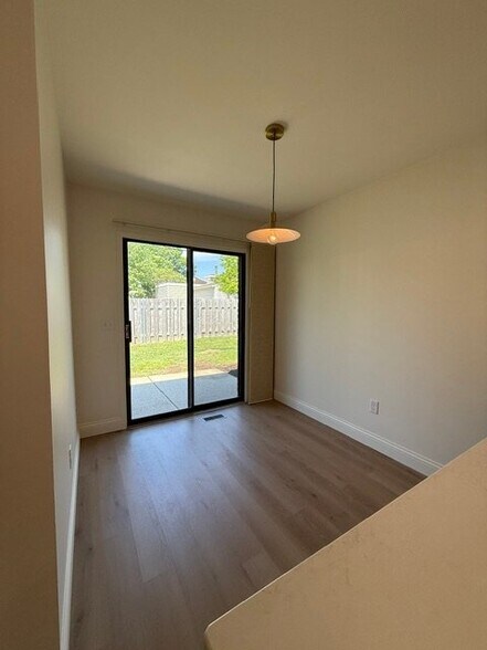Building Photo - 853 Peach Hill Dr