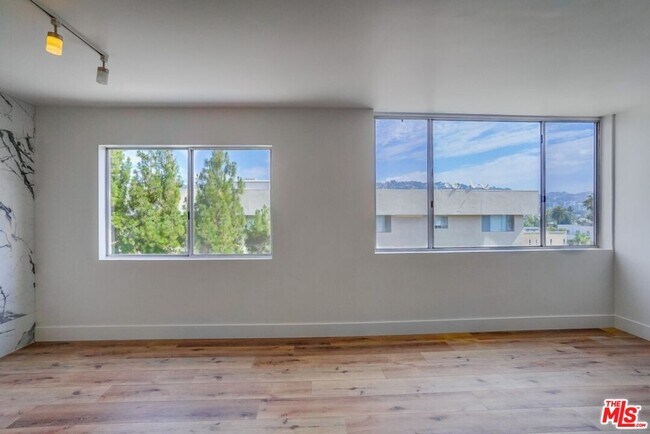 Building Photo - 435 N Oakhurst Dr