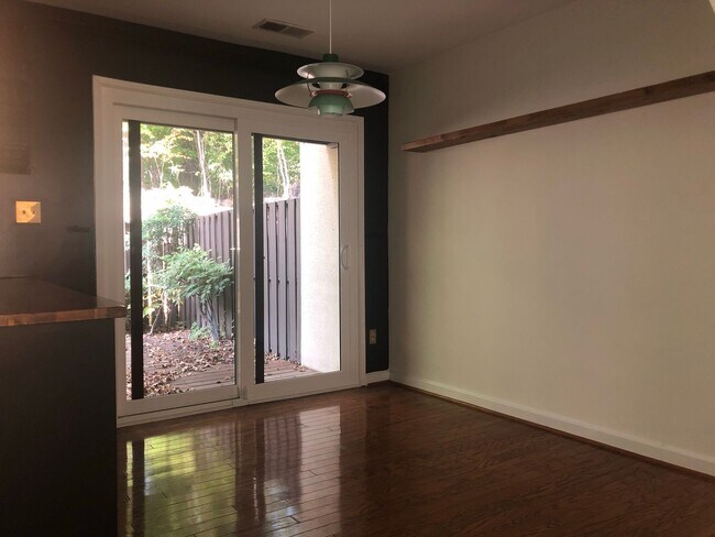 Building Photo - Well Maintained & Updated - 3 BR - Reston Metro