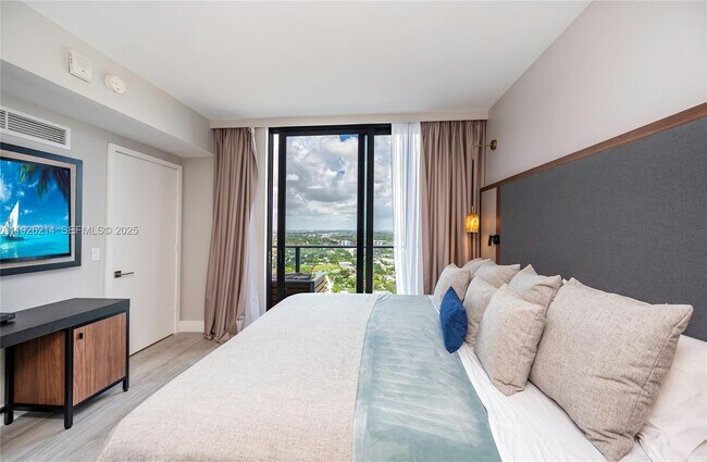 Building Photo - 121 NE 34th St