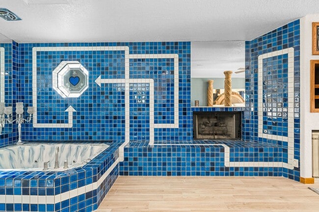 Building Photo - 4 Bedroom Pool Home on the Golf Course