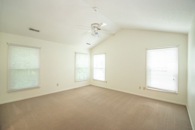 Building Photo - 207 Essex Dr