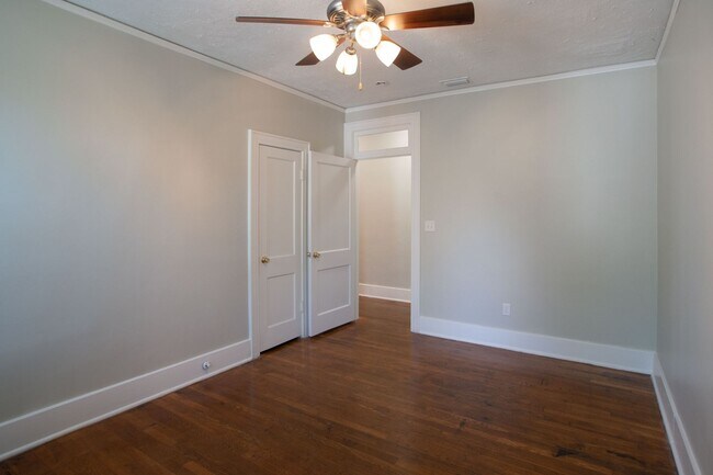 Building Photo - Quiet, Spacious 2BR/1BA