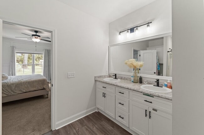 Building Photo - Comfort & Style Meet in This Beautiful 4 Bedroom Midway Home