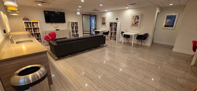 Building Photo - 1221 N Dearborn Pkwy