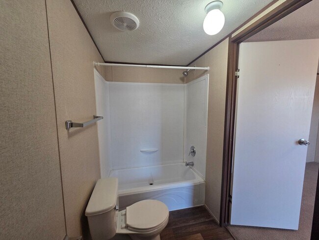 Building Photo - Cute, Clean & Affordable 3 Bed / 2 Bath Home in Central Bullhead City!
