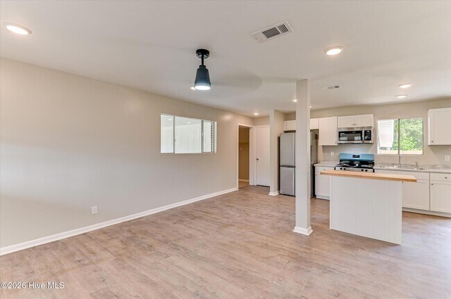 Building Photo - 1831 Cottonwood Dr