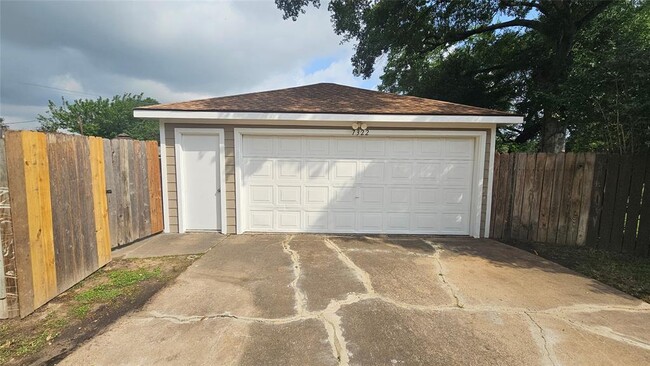 Building Photo - 7322 Ridge Oak Dr