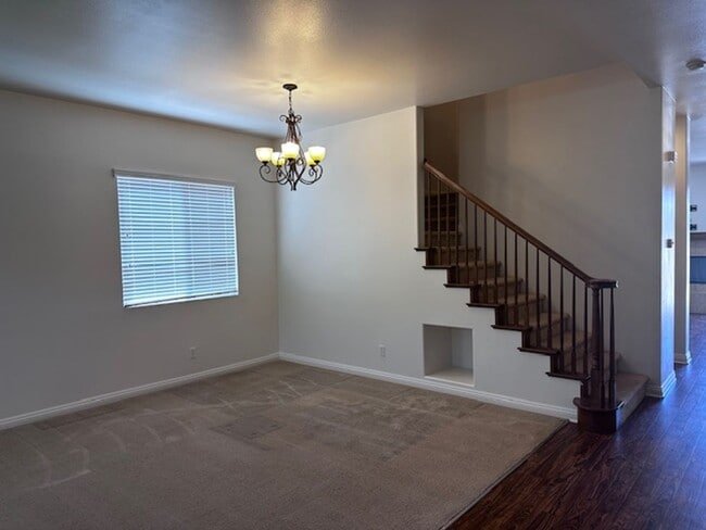 Building Photo - Excellent Extended Family home!