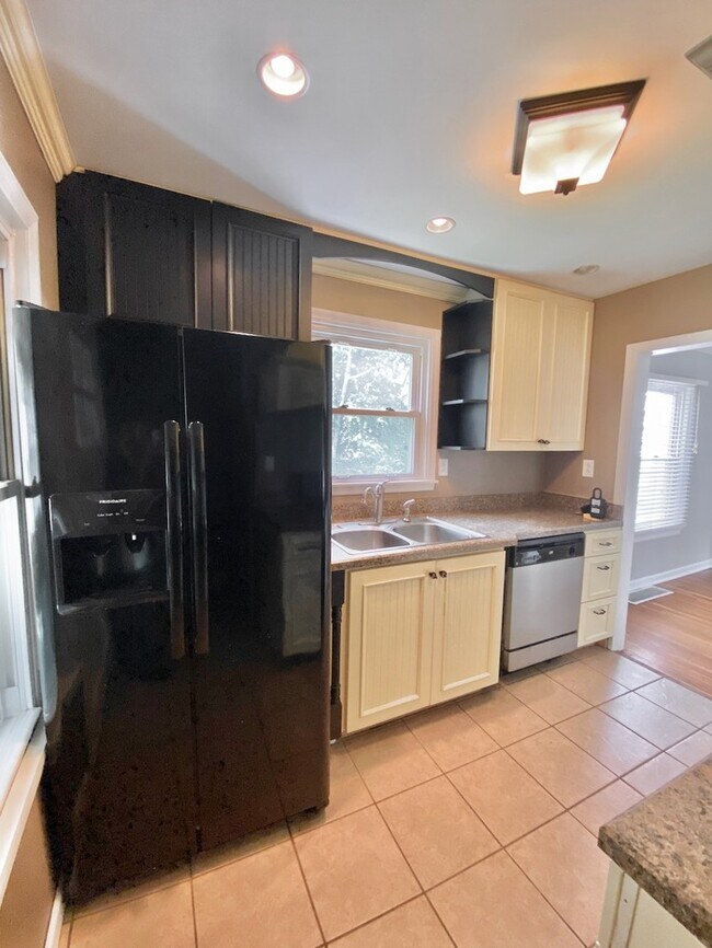 Building Photo - Adorable Remodeled 3 Bedroom Cape Cod!
