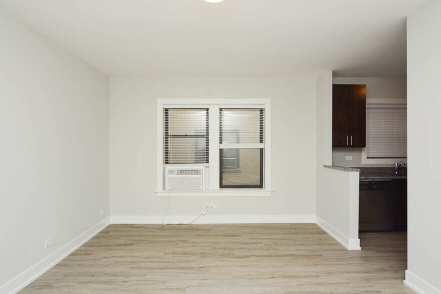 Building Photo - 703 W Brompton Ave