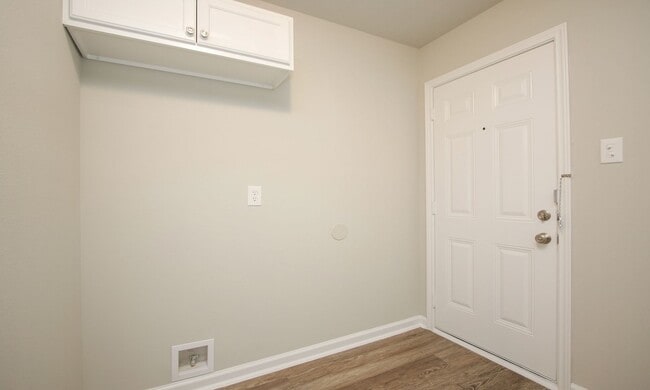 Building Photo - 2 bed 1 bath row house on corner lot in 77004!