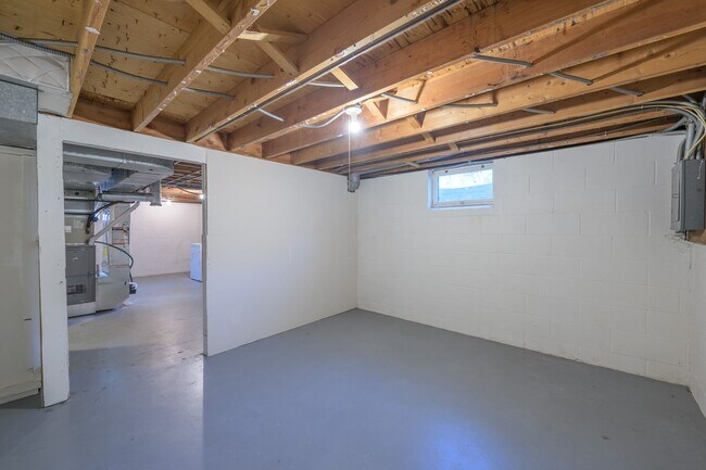Building Photo - Beautiful 2Bed 1Bath Bloomington Twin Home...