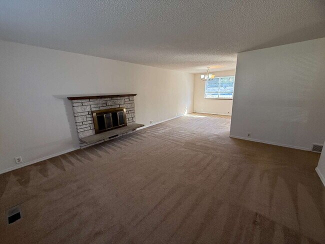Building Photo - Spacious Home on Corner Lot Available!