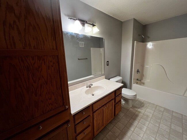 Building Photo - Adorable 2 Bedroom 2 Bath unit in the heart of North Liberty, IA!