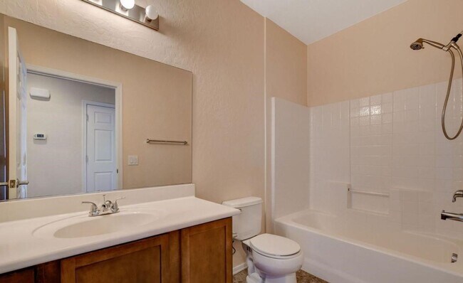 Building Photo - GORGEOUS 3 BEDROOM / 2 FULL BATH CONDO UNI...