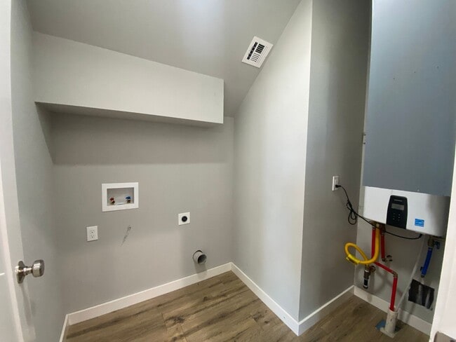 Building Photo - Stunning 3 bed 2.5 bath for rent in Coweta!!