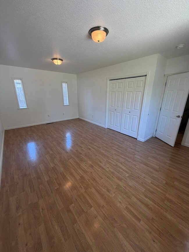 Building Photo - Beautiful 2 Bedroom on a Large Corner Lot!