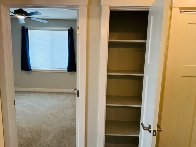 Building Photo - Gorgeous Townhome in Signal Peak (West End...