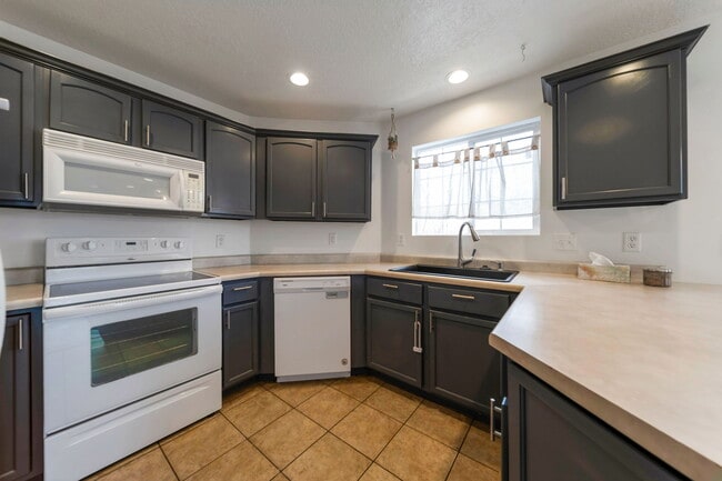 Building Photo - 3969 Romney Park Dr