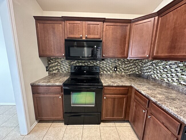 Building Photo - Wonderful 3 Bedroom 2 bathroom home!