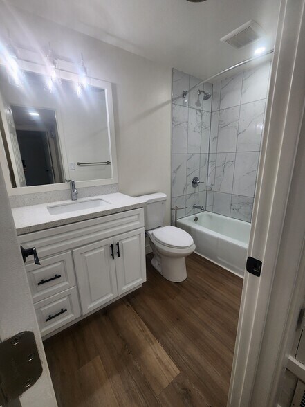 Hallway Bathroom - 431 S Simpson Ave