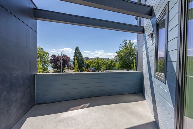 Building Photo - Riverside Townhomes - Waterfront Living in...