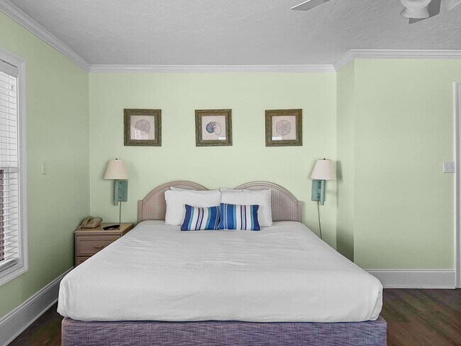 Building Photo - Amazing 3-Bed Condo with HUGE porch on the beach