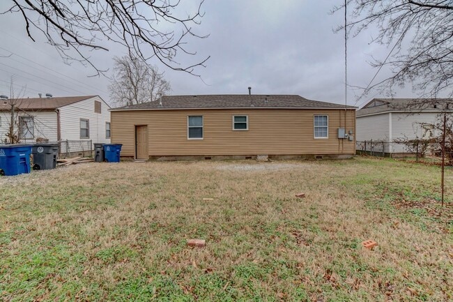 Building Photo - 3 Bed / 1 Bath in Tulsa!