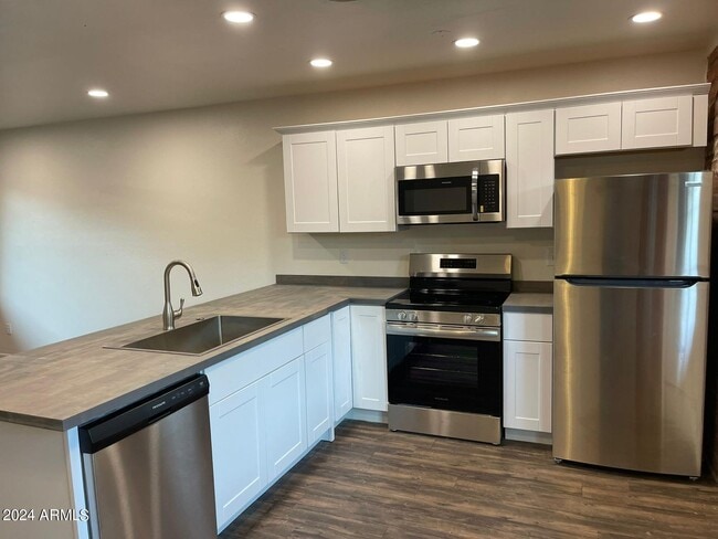 Building Photo - 1006 S Dorsey Ln
