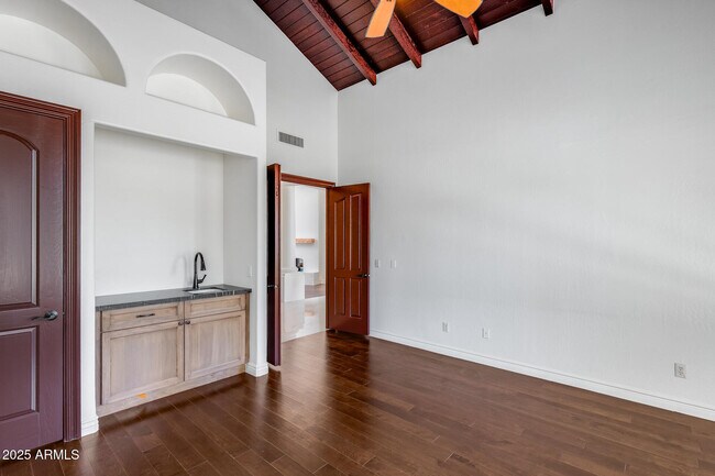 Building Photo - 8303 N 61st Pl