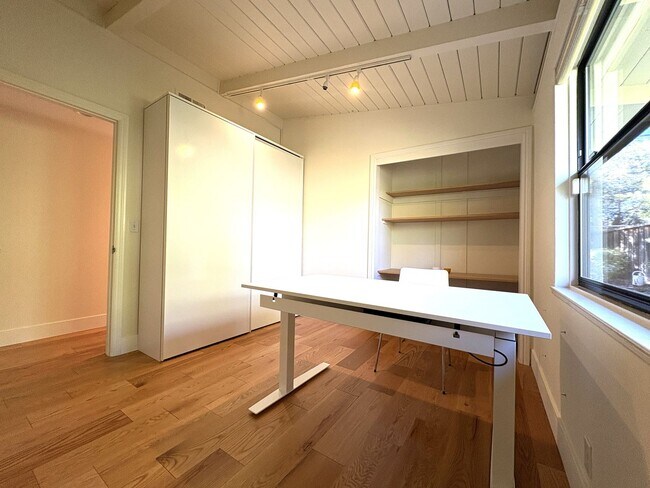 Building Photo - Beautifully Updated 5-Bedroom Home coming ...