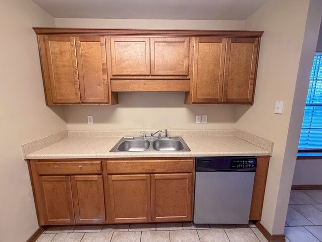 Building Photo - Well maintained 2 bedroom 1 bath duplex ~ lawn care, pest control & trash included!