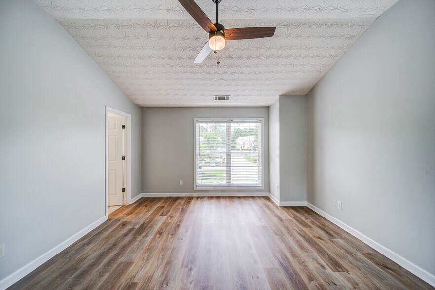 Building Photo - 211 Pearl Chambers Dr