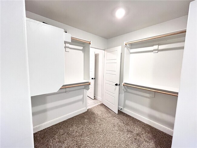 Building Photo - 5909 NW Reynolds St