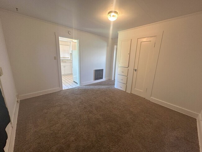 Building Photo - 2 BD, 1 BA cottage