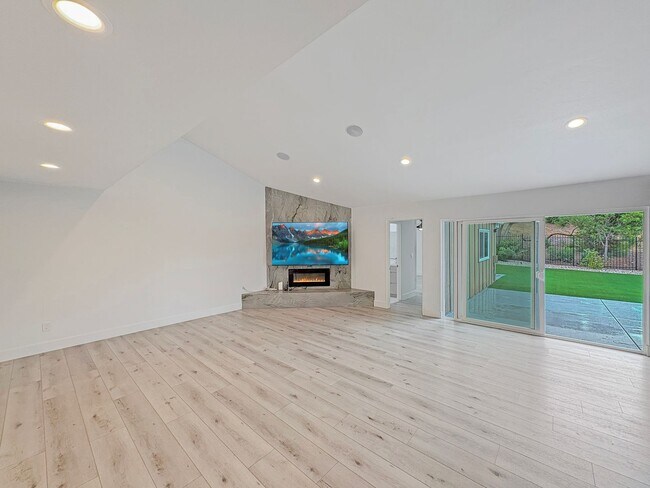 Building Photo - Spacious 5BD/4BA Poway Home with Hill View...