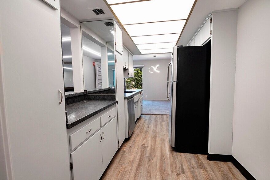 Building Photo - 1221 N Kings Rd