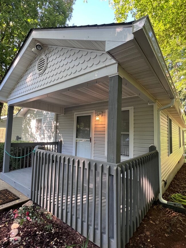 Building Photo - Lovely 3 bedroom/2 bathroom, Convenient Ro...