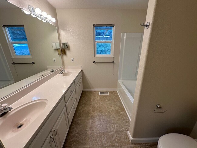 Building Photo - Country Home in Great Penn Valley Location...