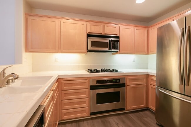 Building Photo - Multi-level Spanish Mission Style 3 Bed 2.5 Bath in Pasadena!