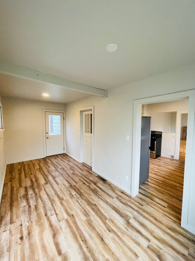 Building Photo - 1100 32nd St