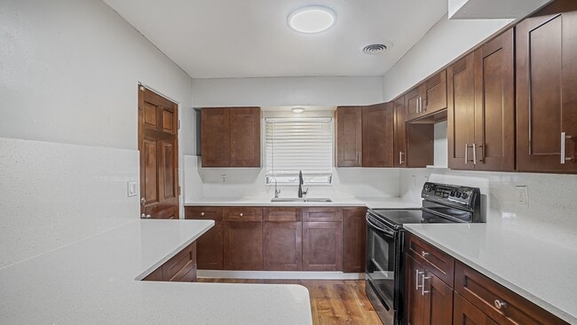 Building Photo - 5518 Riviera Dr